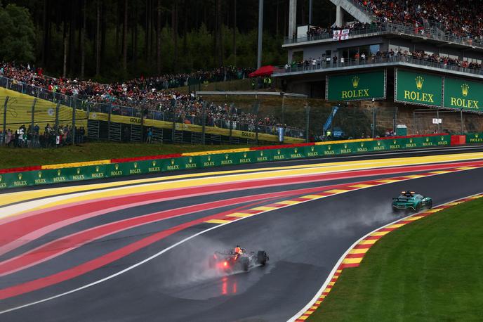 Spa Max Verstappen varnostni avto | Max Verstappen in tekmeci so prvih pet krogov odpeljali za varnostnim avtomobilom. | Foto Reuters