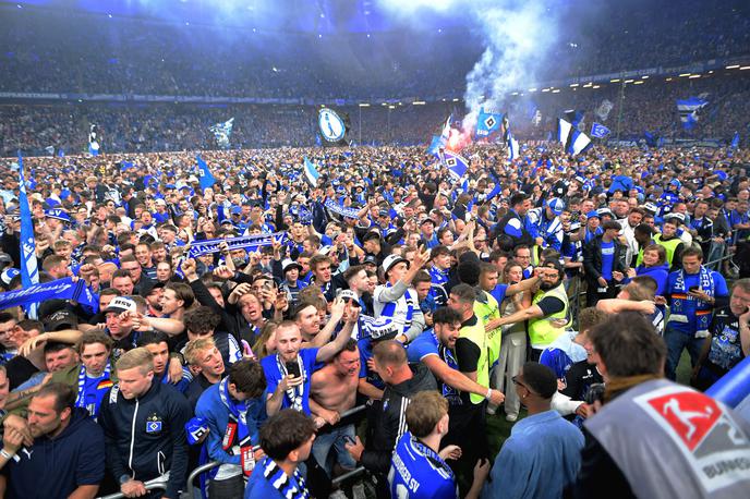 Hamburger SV | Navijači so v Hamburgu izgubili razsodnost, po slavju so sledili še neredi z več ranjenimi. | Foto Reuters
