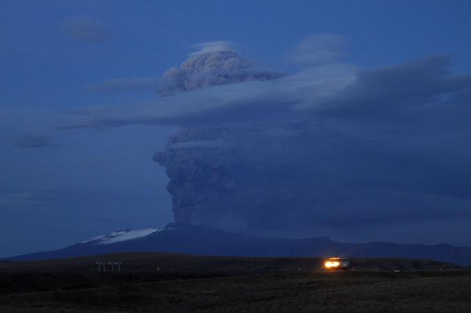 Islandski vulkan Eyjafjallajökull je leta 2010 domala ustavil letalski promet v Evropi. | Foto: Reuters