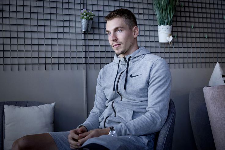 Mark Zabukovnik že dolgo ne velja le za zglednega nogometaša, ki ga odlikujejo ponotranjene delovne navade, predanost in disciplina, ampak tudi za marljivega študenta. S študijem ekonomije je skoraj pri koncu, manjka le še magistrska naloga. Pri njegovih letih je to pravcati podvig, če se upošteva, koliko naporov in odrekanja mu je vzelo opravljanje poklica profesionalnega nogometaša. | Foto: Ana Kovač