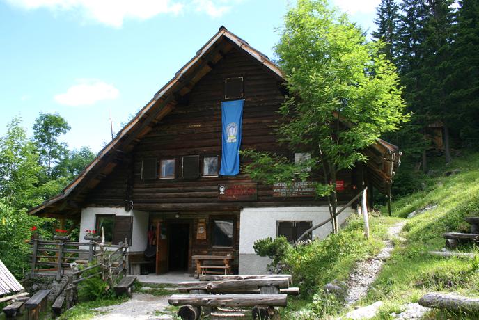 Koča na Klemenči jami pod Ojstrico (1208 m)