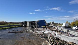 Huda nesreča: tovornjak poletel čez zaščitno ograjo #video