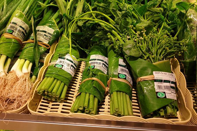 Bananini listi | V Vietnamu in na Tajskem so v nekaterih večjih supermarketih oz. trgovskih verigah plastično embalažo svežih živil nadomestili z bananinimi listi. | Foto Facebook
