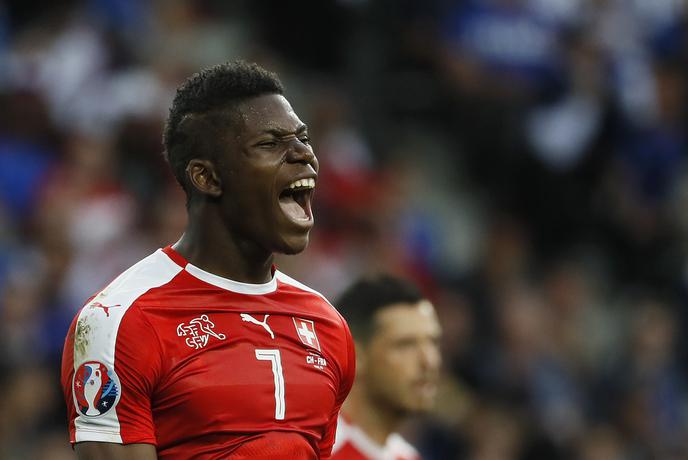 Embolo v Schalke