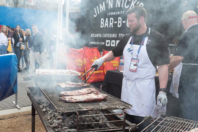 Žar pred stadionom, tako imenovani tailgate, ali pa domača zabava ob Super Bowlu. | Foto: AP / Guliverimage