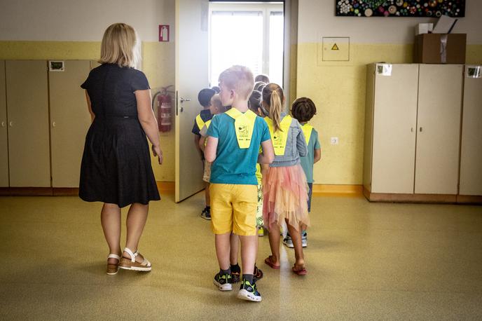 Prvi šolski dan. šola otroci prvošolčki prvošolci prvošolec razred | Kdo bo poučeval naše otroke?  | Foto Ana Kovač