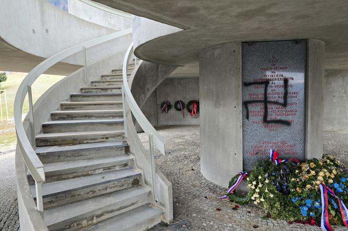 Spomenik Dražgoše | Fotografija oskrunjenega spomenika v Dražgošah, ki jo je na družbenem omrežju Facebook objavila ministrica za kulturo Asta Vrečko. | Foto STA