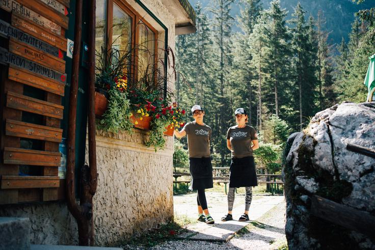 "Romantike pri tem ni, čeprav so rože na najini kočici videti nadvse romantično." | Foto: Jan Lukanović