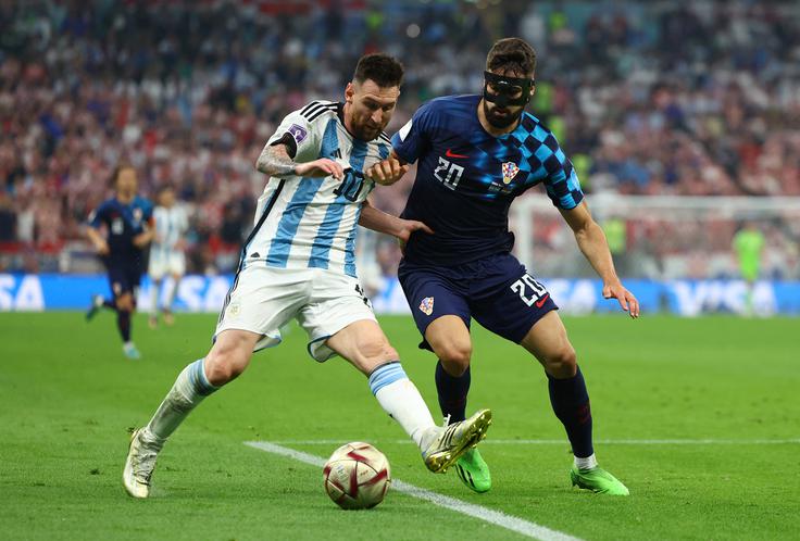 Joška Gvardiola bo še dolgo "preganjala" 69. minuta, ko ga je vrhunsko preigral Lionel Messi. | Foto: Reuters
