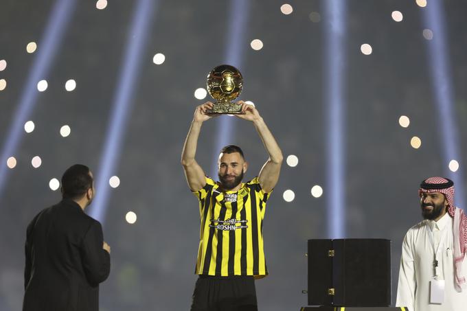 Navijačem Al Ittihada se je lani predstavil z zlato žogo, ki jo je prejel leta 2022. | Foto: Guliverimage