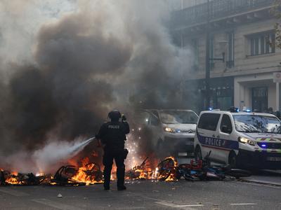 V delih Pariza policijska ura tudi v noči na četrtek