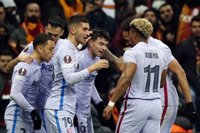 Barcelona | Nogometaši Barcelone so zmagali na gostovanju v Istanbulu, v nedeljo pa jih čaka gostovanje na stadionui Santiago Bernabeu, kjer domuje Real. | Foto Reuters