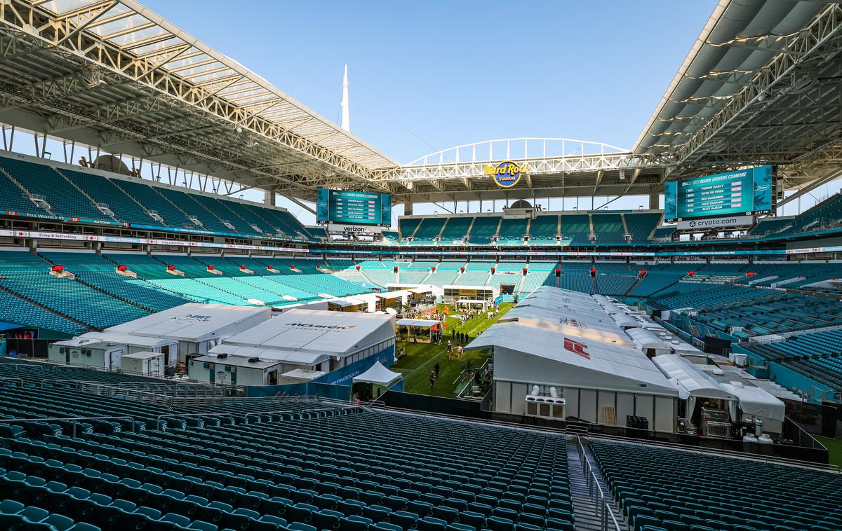 Miami stadion Hard Rock | Nekaj bivalnikov ekip so postavili kar na zelenico stadiona Hard Rock. | Foto Guliver Image
