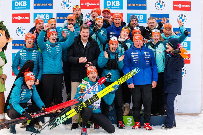 Slovenska biatlonska reprezentanca proslavlja imeniten uspeh svojega kapetana. | Foto: Aleš Fevžer