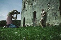 Kate Moss zgoraj brez za Pirellijev koledar