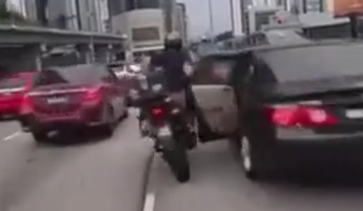 Otrok odprl vrata avtomobila in povzročil hudo nesrečo #video