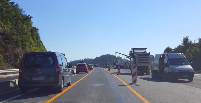 Vožnje po dveh zoženih pasovih se vozniki v zadnjem obdobju že navajajo na odseku mimo viadukta Ravbarkomanda. | Foto: Metka Prezelj