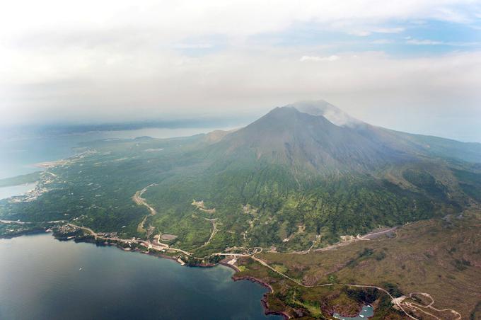 Vulkan je bil včasih otok, a je sedaj zaradi preteklih izbruhov povezan s polotokom.  | Foto: Reuters