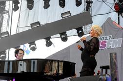 Seksi mamica Christina Aguilera s trebuščkom na oder
