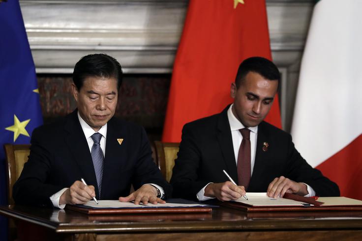 Kitajski minister za trgovino Zhong Shan in italijanski minister za delo Luigi Di Maio marca 2019 med podpisom meddržavnega sporazuma o gospodarskem sodelovanju Kitajske in Italije. | Foto: Guliverimage