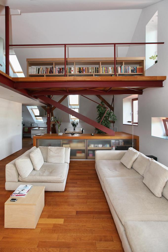 Sodobno podstrešno stanovanje v meščanski hiši ni trendovsko in ne zakriva svojega izvora, zaradi svoje zasnove pa je oblikovalsko dolgoživo. | Foto: Lara Romih