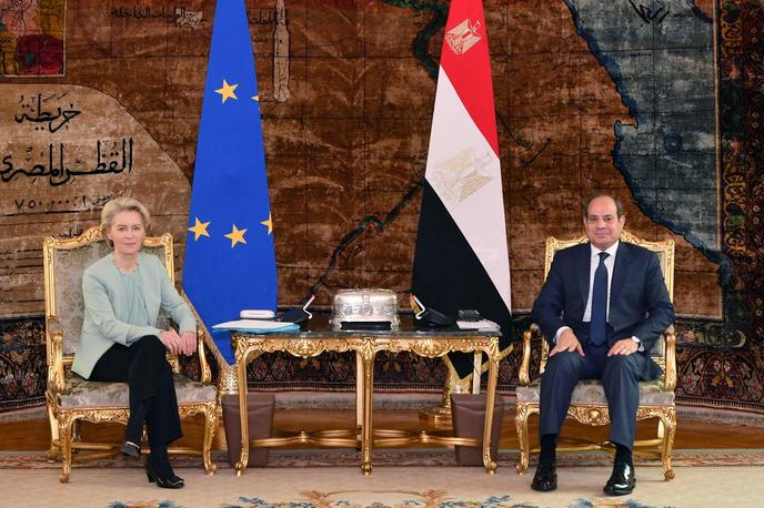 Ursula von der Leyen s predsednikom Egipta Abdelom Fatahom al Sisijem | Predsednica Evropske komisije Ursula von der Leyen in egiptovski predsednik Abdel Fatah al Sisi ne odobravata prisilnega razseljevanja Palestincev, strinjata pa se tudi glede političnega načela, ki temelji na rešitvi dveh držav. | Foto Reuters