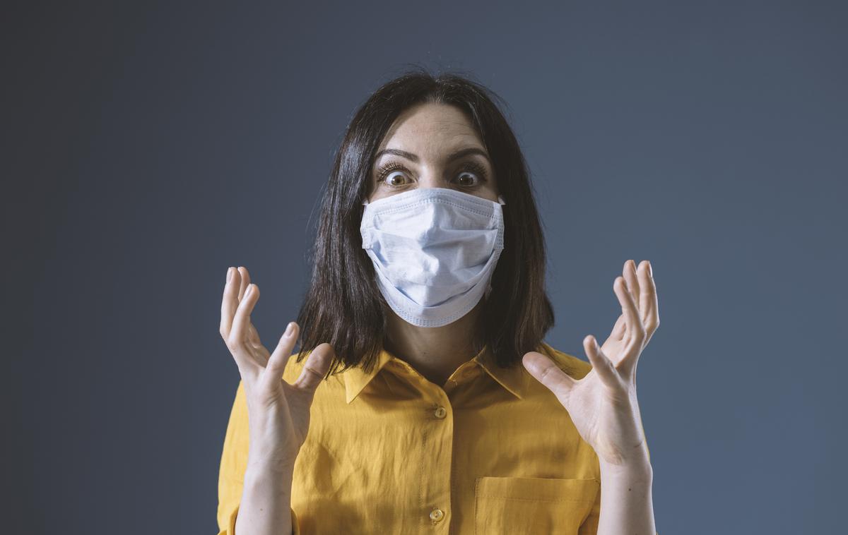Koronavirus, maska, covid-19 | Čeprav gre nošenje maske marsikomu na živce, z njo in z upoštevanjem medsebojne razdalje dokazano ščitimo drug drugega. | Foto Getty Images