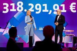 Janja Garnbret s podporniki zbrala skoraj 320.000 evrov in dobrodelno palico predala Tinetu Urnautu