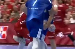 Grozljiv prekršek nad zvezdnikom: brcnil ga je v mednožje #video