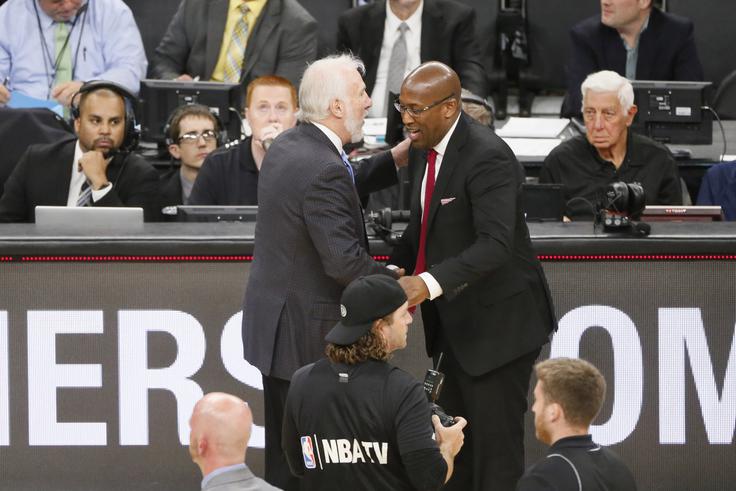 Gregg Popovich je čestital stanovskemu kolegu, finalistu Miku Brownu. | Foto: Reuters