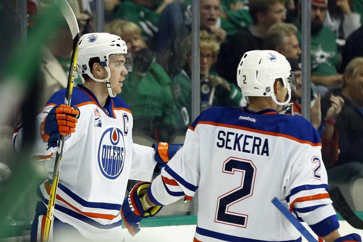 Najbolj zaslužen za prekinitev niza petih porazov Edmontona je bil najmlajši kapetan v zgodovini Connor McDavid, ki je trikrat zatresel mrežo Dallas Stars. | Foto: Reuters