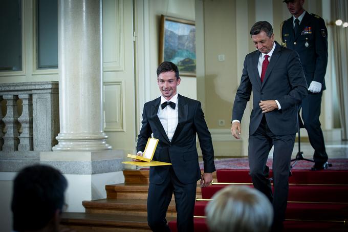 Pred operacijo je Roglič pri predsedniku Borutu Pahorju prejel državno odlikovanje.  | Foto: Ana Kovač