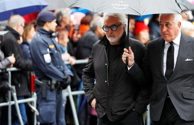 Pokojniku sta se poklonila tudi Flavio Briatore in ... | Foto: Reuters