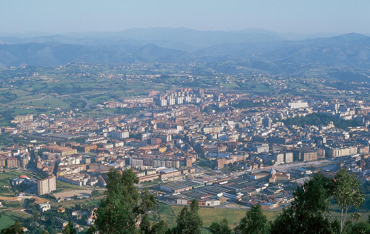 Oviedo | Nemška starša sta svoje otroke zadrževala v hiši na obrobju mesta Oviedo na severu Španije. Na fotografiji: mesto Oviedo. | Foto Guliverimage