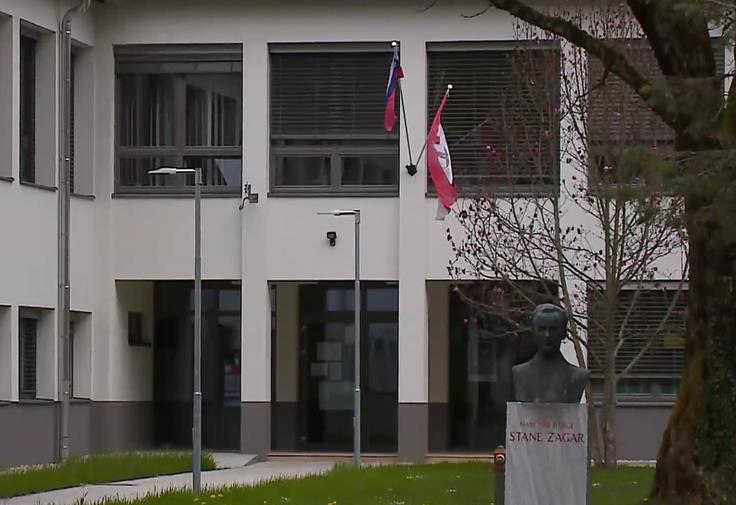Med glavnimi tarčami strelskega pohoda naj bi bili učitelji v Osnovni šoli Staneta Žagarja, tudi nekateri nekdanji sošolci. | Foto: Printscreen PlanetTV