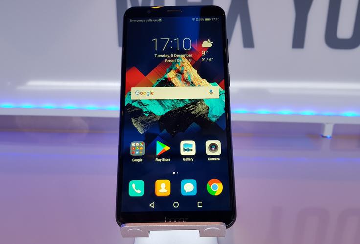 Na naše vprašanje, kako je lahko Honor 7X, ki je po besedah predstavnikov podjetja Honor namenjen predvsem mladim uporabnikom, brez odpornosti proti vdoru vode in podpore brezstičnemu plačevanju, je Honorjev predsednik George Zhao odgovoril, da bomo te prvine lahko videli že pri naslednji generaciji pametnih telefonov Honor X. Prednostna naloga je bila ponuditi čim več za čim nižjo ceno, zaradi pa so nekateri elementi odpadli, je pojasnil Zhao. | Foto: Matic Tomšič