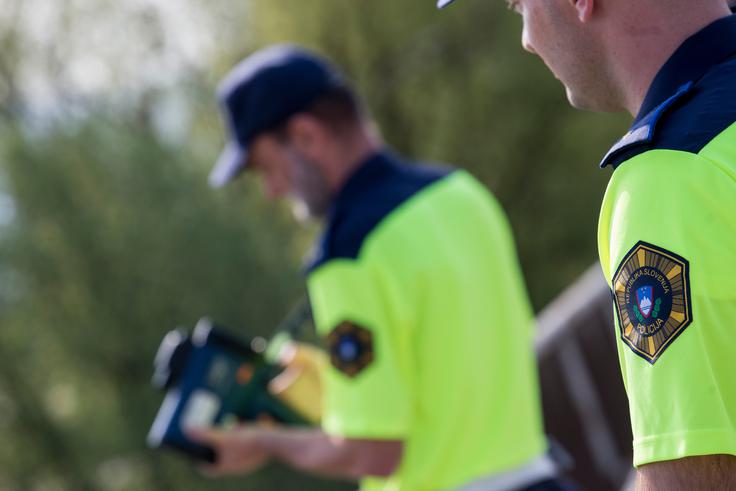 Novinarska ekipa Siol.net se je konec aprila s policistoma Alenom Omerovičem in Rajkom Simšičem odpravila na regionalno cesto med Vrhniko in Brezovico. V naselju, kjer je hitrost omejena na 50 kilometrov na uro, na prvega prehitrega voznika, ki se je pripeljal z 68 kilometri na uro, nismo čakali prav dolgo.  | Foto: 
