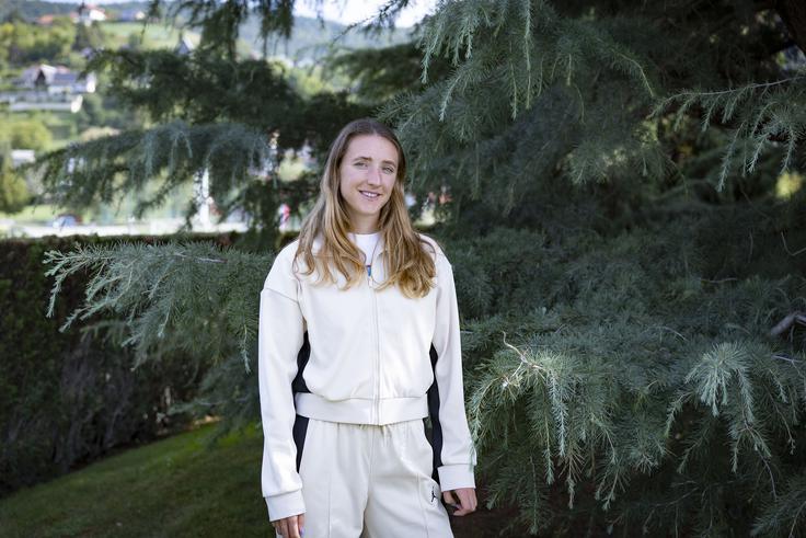 "Še vedno se dogaja, da se najdejo kakšni ljudje, ki te provocirajo in trdijo, kako je ženska samo za v kuhinjo. Da ne bi smela igrati nogometa, ampak ostati doma. Da spada pač tja, nikakor pa ne na igrišče. Očitno nas takšni pogledi še dolgo časa ne bodo zapustili," nam je pojasnila Lara Prašnikar. | Foto: Ana Kovač