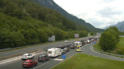 Gneča pred predorom Karavanke, zastoji skozi Jesenice. Kdaj bo zasvetila luč na koncu predora? #video
