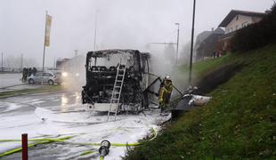 V avtobus, poln potnikov, vrgel bombo, voznik izgubil življenje