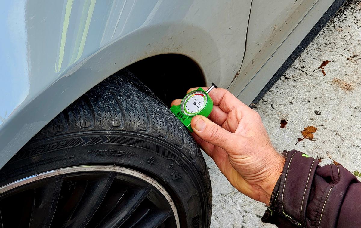 policijska akcija PP Tržič, pnevmatike, vozniki, vožnja, profil, zimske razmere, gume | Kot del preventivnega pristopa so policisti voznikom razdelili strgala za steklo, parkirne ure in drugo. Pripomočke sta zagotovila policija in Svet za preventivo in vzgojo v cestnem prometu Občine Tržič. | Foto Policijska postaja Tržič