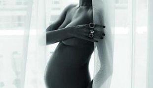 Gola nosečnica Alessandra Ambrosio