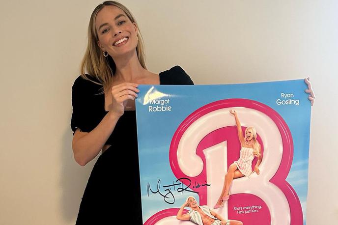 Margot Robbie | Na dražbi je mogoče kupiti tudi plakat Barbie s podpisom Margot Robbie. | Foto Profimedia