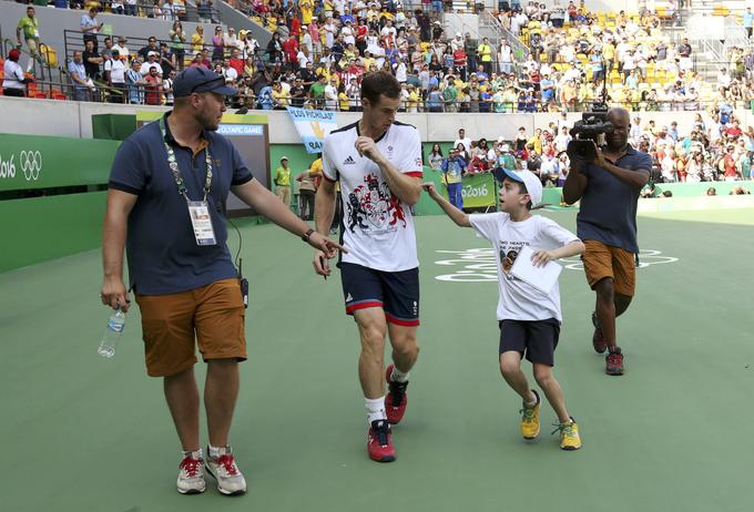 Reakcija britanskega teniškega igralca Andyja Murraya, ki ga je po zmagi nad Argentincem Juanom Monacom, deček prosil za avtogram. | Foto: Reuters