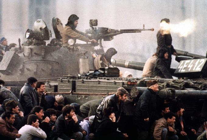 Po odstavitvi Ceausescuja so se na ulicah Bukarešte začeli nekajdnevni krvavi boji. Skupno je v romunski revoluciji decembra leta 1989 umrlo več kot tisoč ljudi. | Foto: Reuters