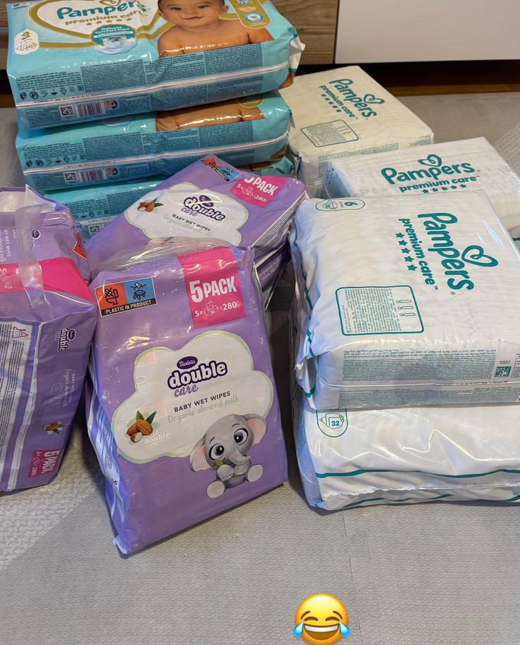 Anamario Goltes številni paketi plenic očitno zabavajo. | Foto: Instagram/Anamaria Goltes