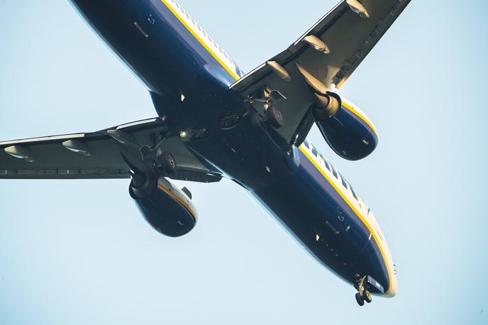 Ryanair | Beloruske oblasti so maja leta 2021 zaradi domnevne grožnje z bombo prisilile letalo družbe Ryanair na letu iz Aten v Vilno, da je pristalo v Minsku. Namen tega z lažjo izsiljenega zasilnega pristanka je bila aretacija novinarja in protivladnega aktivista Romana Protaseviča in njegove partnerke Sofie Sapega, ki sta bila na krovu letala. | Foto Guliverimage