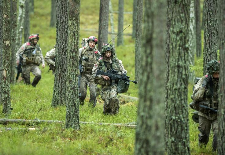 Latvijski vojaki na vojaških vajah članic Nata v Litvi. | Foto: Guliverimage