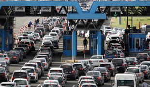 Gneča na mejnih prehodih, vozniki čakajo na izstop iz države