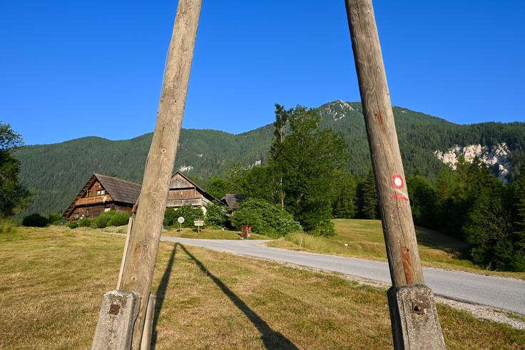 Na koncu asfaltne ceste v Podpeci krenemo levo od te hiše navzgor po travniku (desno se odcepi makadamska cesta proti Karavli in Jakobam). | Foto: Matej Podgoršek